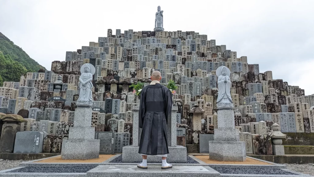 At this tourist spot in Sakuraen, memorial services are conducted by the monk of the Daitaiji temple.