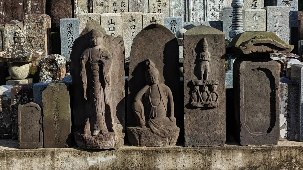 The stone monument that was in Tokyo is now located at Sakuraen in Kumano.