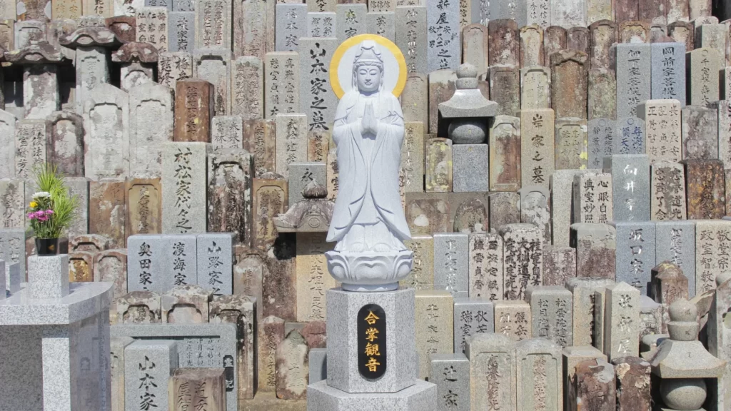 Gasho Kannon statue at Sakuraen in Nanki.