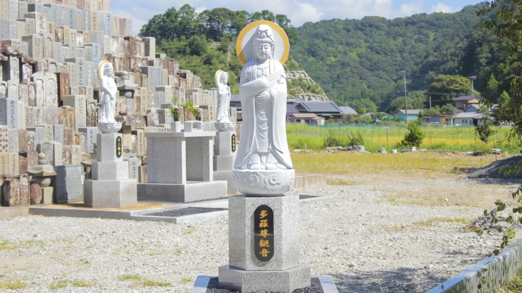 Tarason Kannon statue at Sakuraen in Kinan.